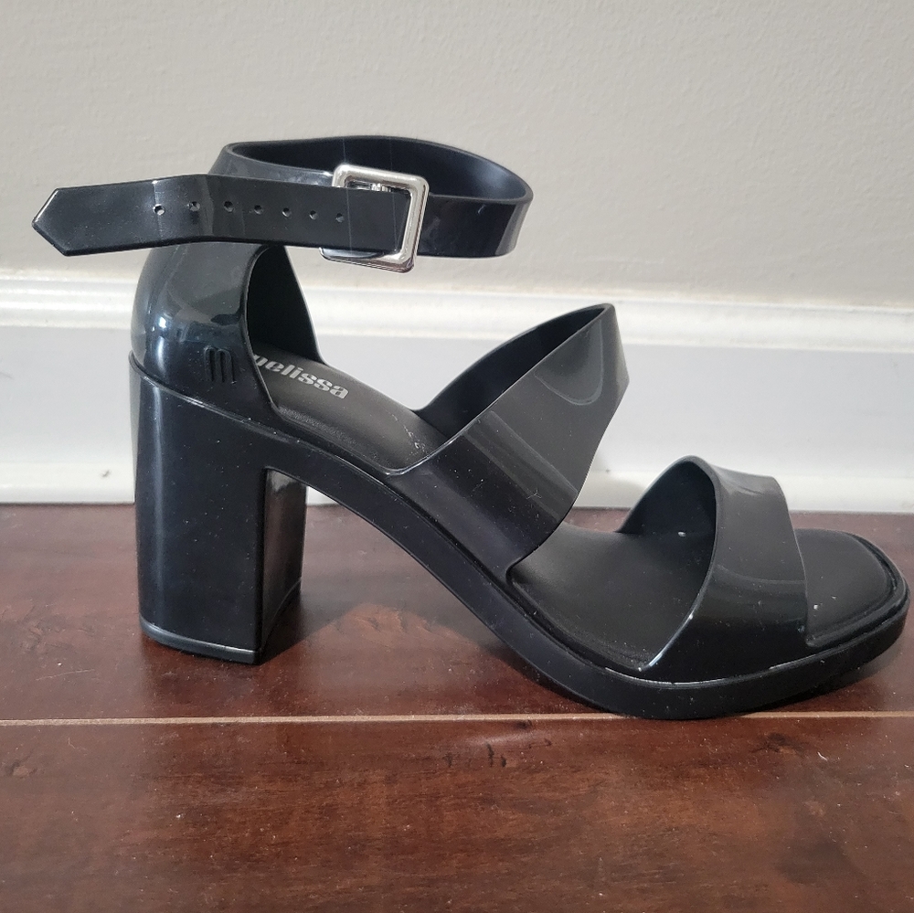 Melissa, size 7. Black strappy block heel